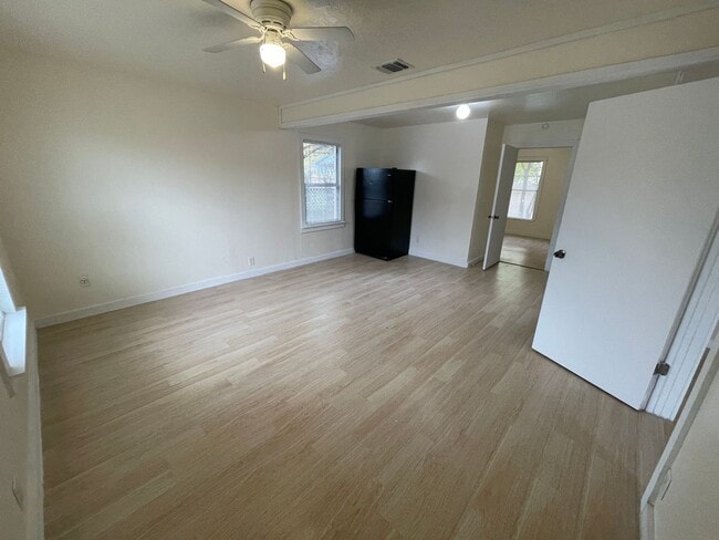 Building Photo - 107 W Texas Ave