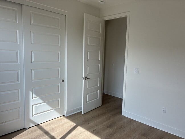 Building Photo - Modern 3-story townhouse in Ontario