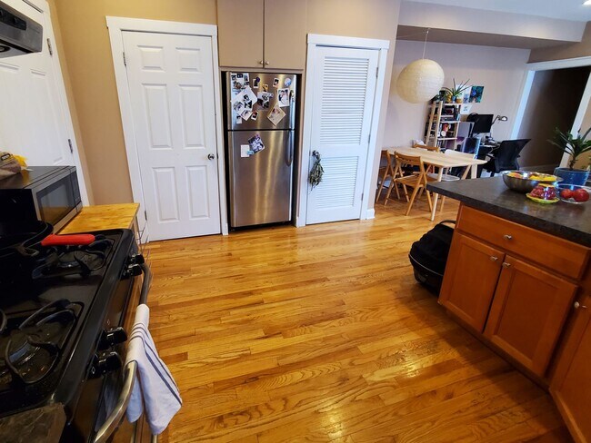 Building Photo - East Albany Park – Updated 1-Bedroom Apt –...