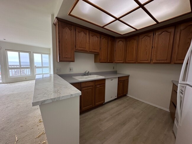 Building Photo - 625 Esplanade