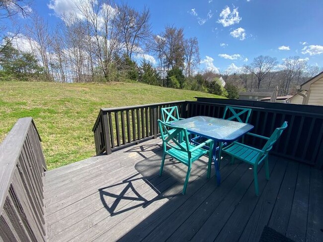 Building Photo - Now Available - 2 Bed 2 Bath House in Brit...