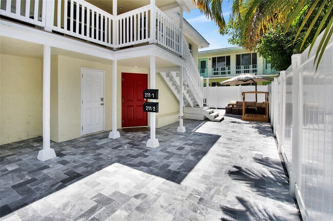 Building Photo - 211 SE 16th Ave