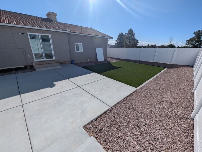 Building Photo - Quiet neighborhood, 3 bedroom, 2 bath home, huge front patio/deck, RV parking!