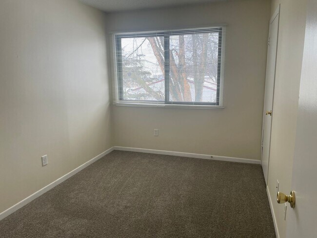 Building Photo - Three Bedroom, one-and-a-half-bathroom Townhome in NW Rochester MN