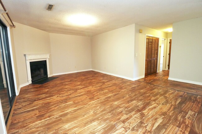 Building Photo - Spacious 2BR 2BA townhome in Village Creek!