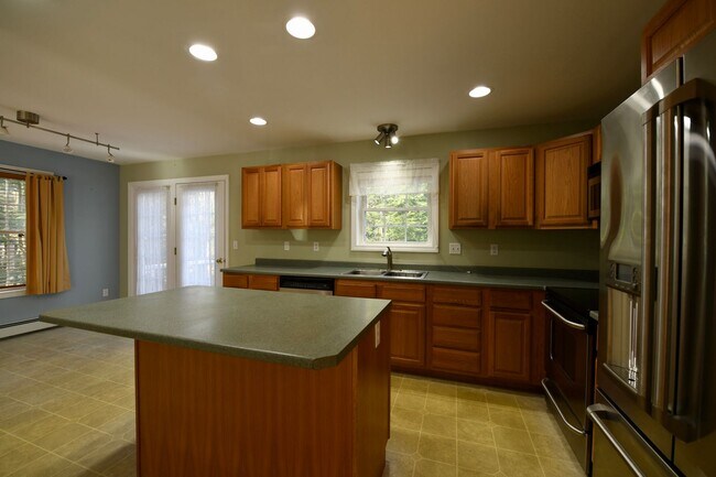 Building Photo - 15 Sabatus Rd