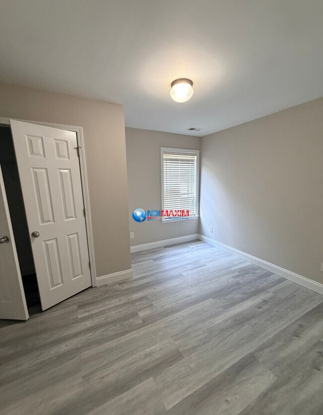 Building Photo - Spacious 4-bedroom house with fenced, FENCED backyard, Master on Main. Plus BONUS Room