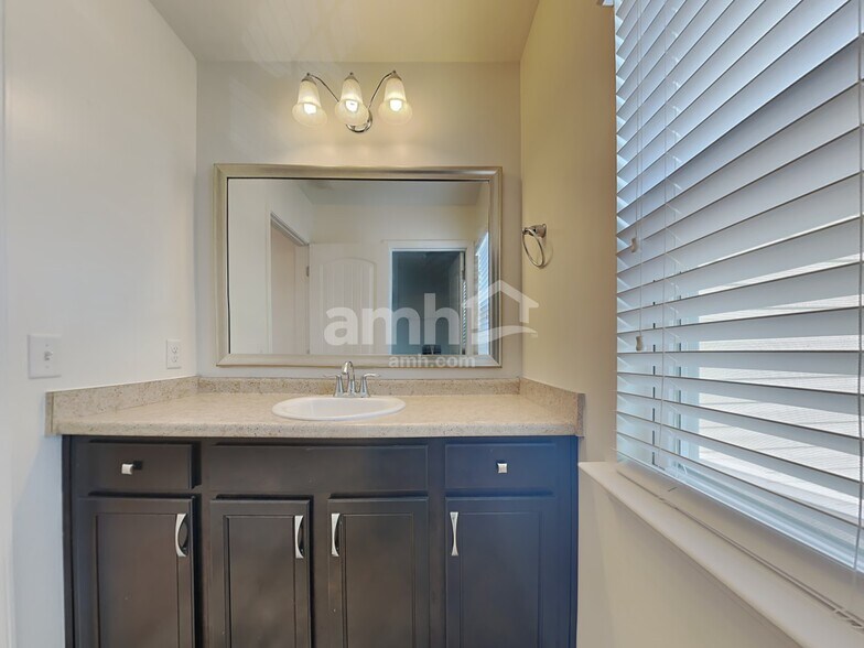 Building Photo - 11 Invierno Lake Dr