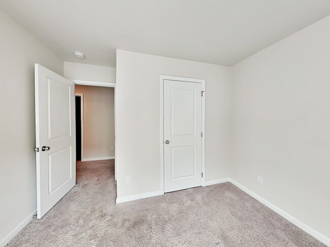Building Photo - 2860 Saratoga Lake View