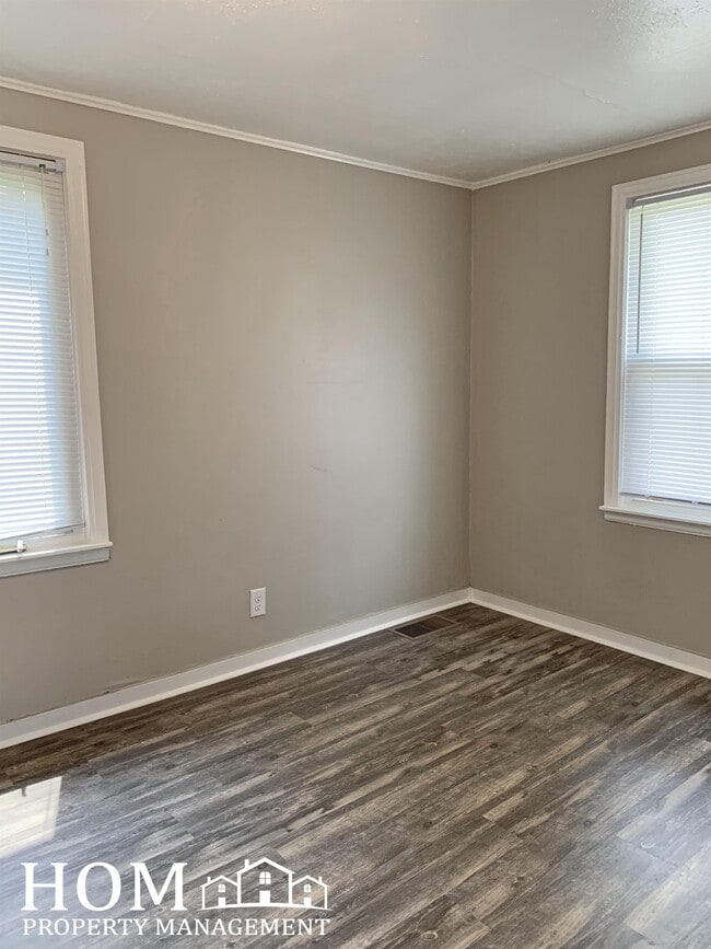 Building Photo - 1611 5th Ave