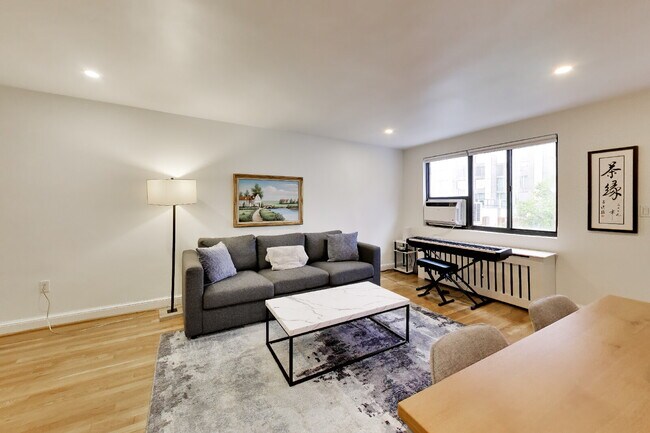 Building Photo - Top-Floor Rosslyn Condo with Georgetown Views