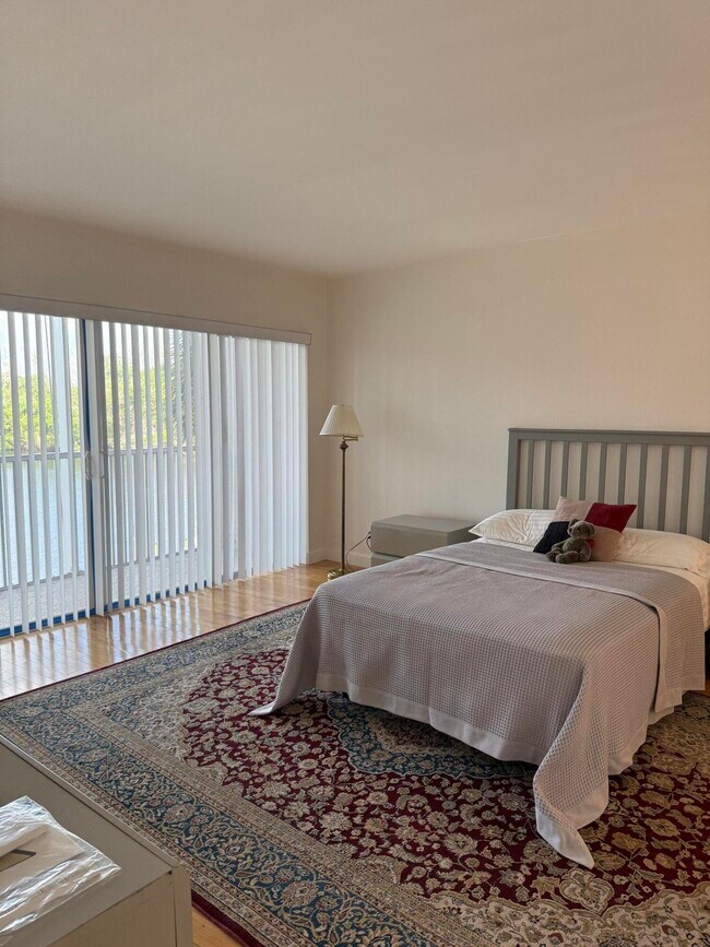 Building Photo - 1537 E Hillsboro Blvd