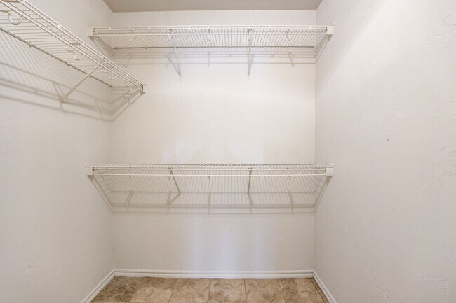 Building Photo - Cute 3BD/2BTH Duplex in Central East Norman!