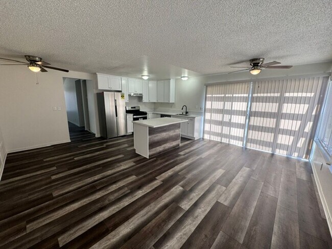 Building Photo - Gorgeous Remodeled 3+2 - $2600