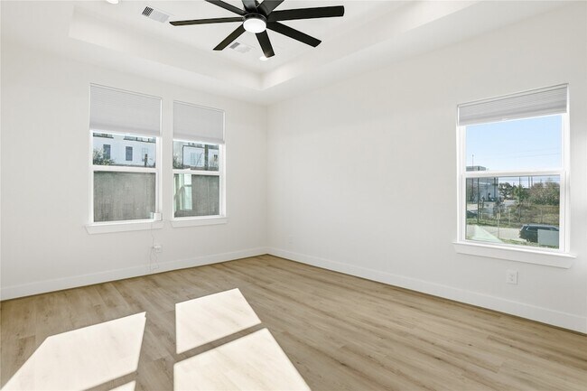 Building Photo - 712 Delano St