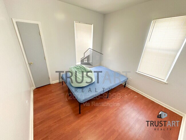 Building Photo - 2254 N Park Ave