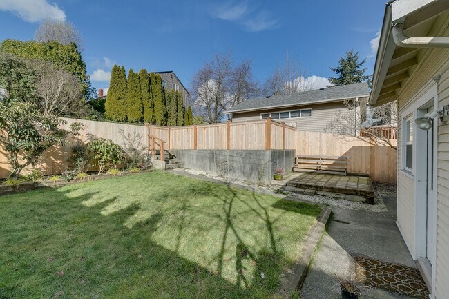 Building Photo - 3Bd/1.75Ba Seattle House