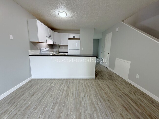 Building Photo - Newly Renovated 2-bedroom Apartment in Skylark Apartments