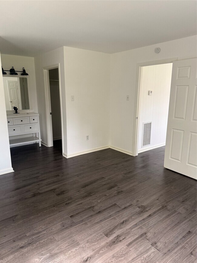 Building Photo - 913 Prentice Ln