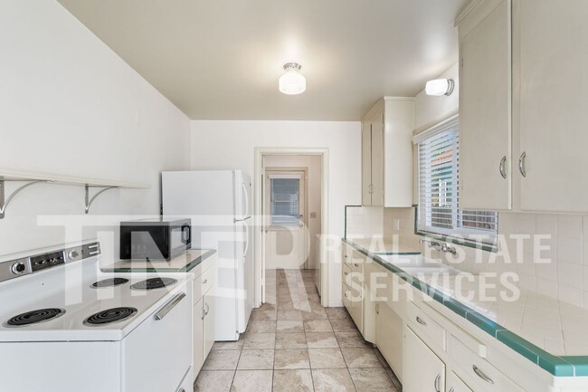 Building Photo - 208 43rd St