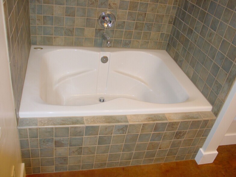 Soaking Tub - 106 NW 56th St
