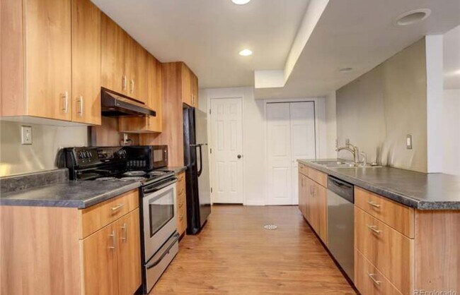 Building Photo - West Highlands Garden Level  2-bedroom 1-b...