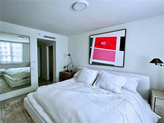 Building Photo - 701 Brickell Key Blvd
