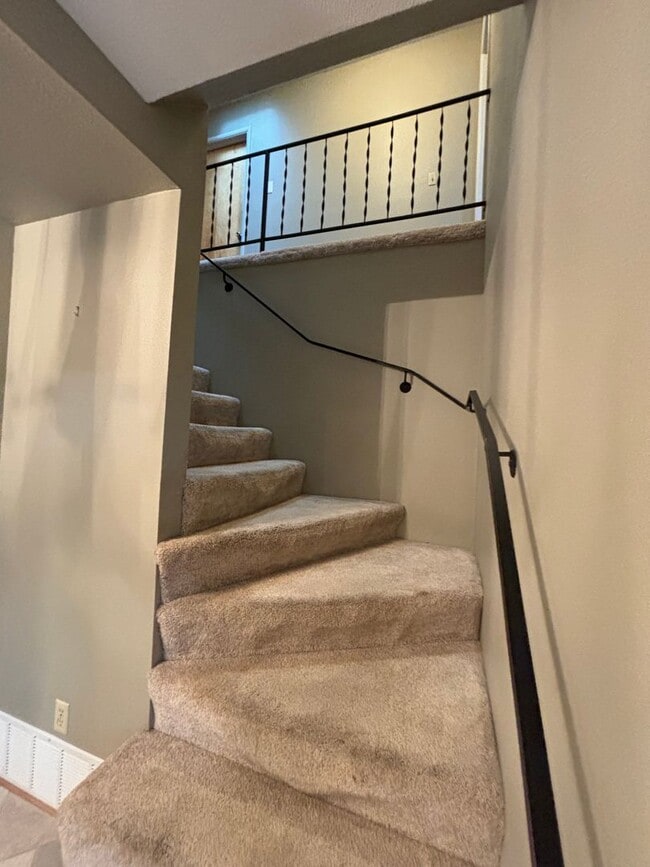 Building Photo - Spacious 4BR, 2.5BA home on 1.3 acres in Orchard Homes