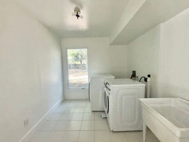 Building Photo - Hemphill Park Gem! 4 Bed/2.5 Bath - Availa...