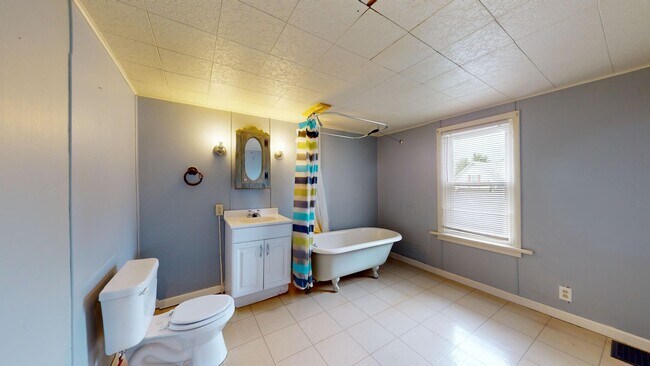 Building Photo - 219-221 Lucas Rd