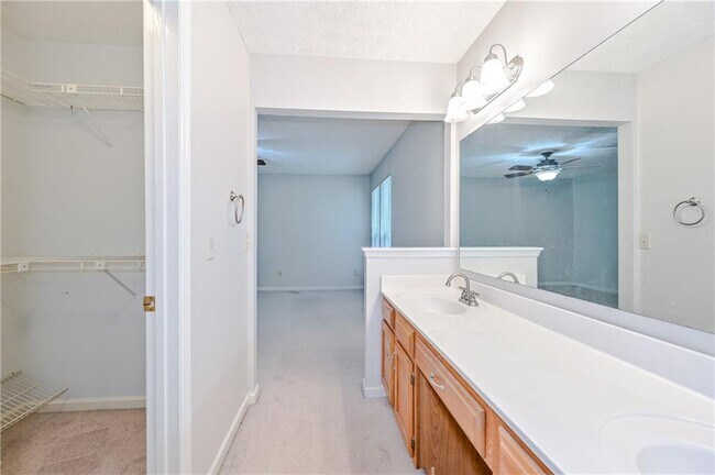 Building Photo - 3991 E Meadow Dr