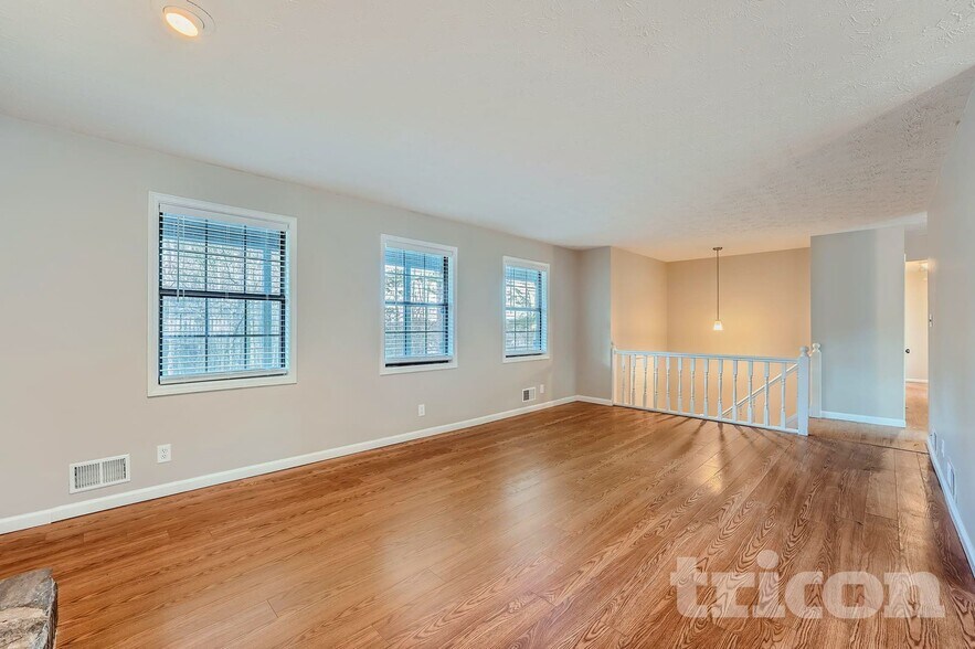 Building Photo - 438 Russell Rd