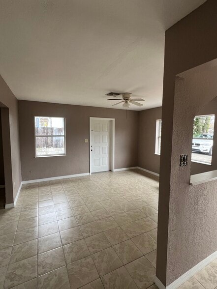 Building Photo - 4324 Hedge Dr N