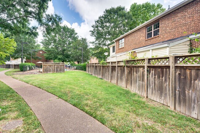 Building Photo - Awesome updated 2BR/1.5BA townhome in Bell...