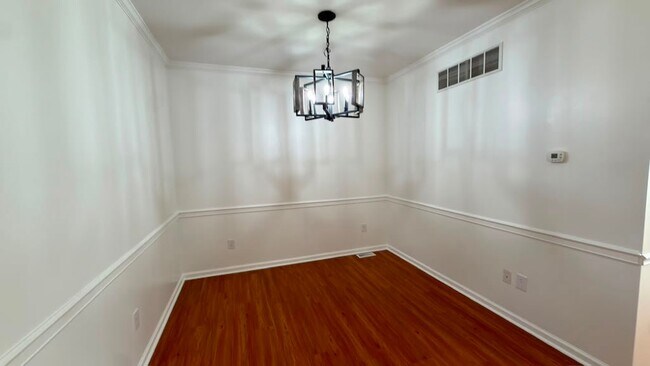 Building Photo - 1071 King Way