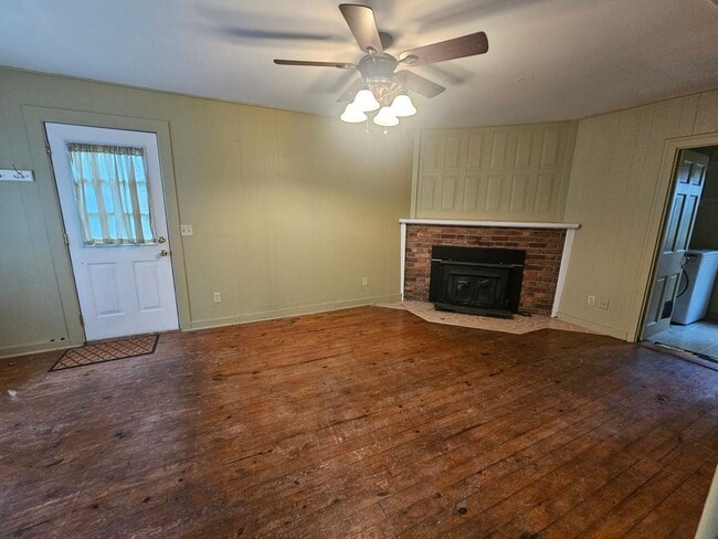 Building Photo - 3 Bedroom House Available July 15, 2026