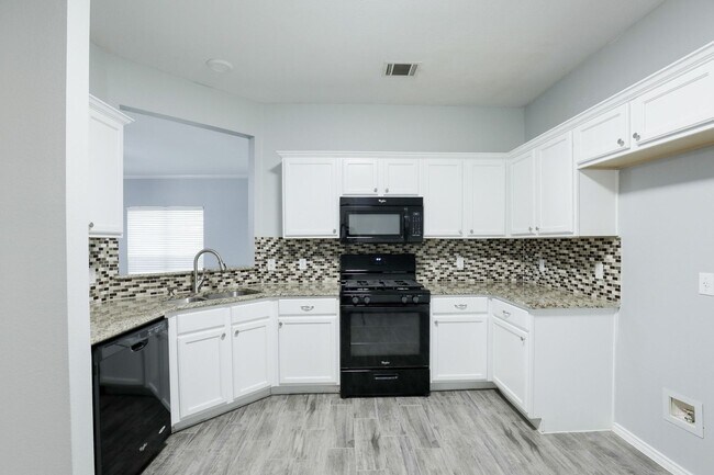 Building Photo - Inviting 4/BR 2/BA Home with Open Layout and Natural Light