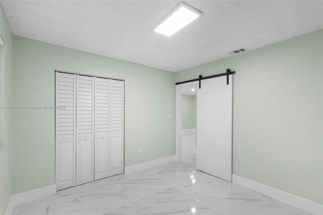 Building Photo - 2515 W 65th St