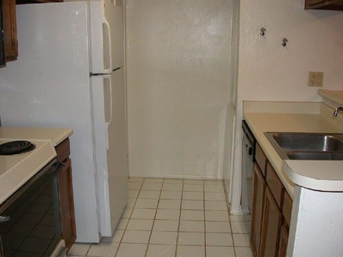 Building Photo - Spacious 2 bedroom 2 bath Townhouse near B...
