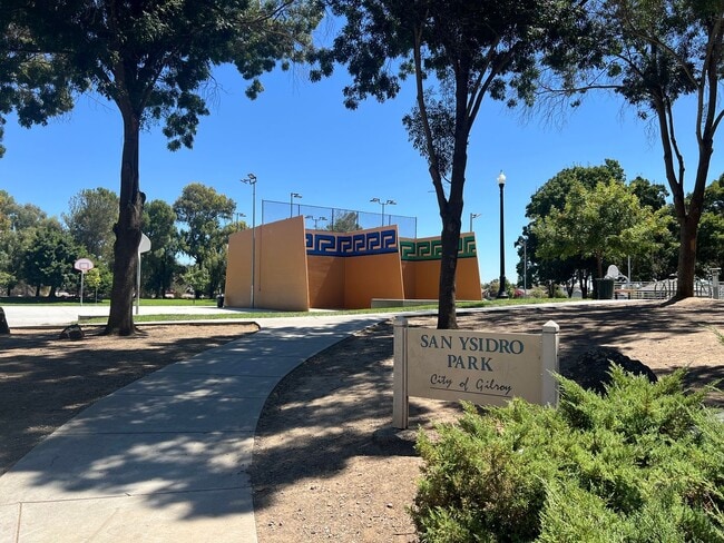 Building Photo - Charming Apartment in Gilroy