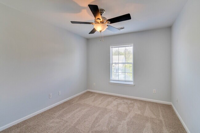 Building Photo - 12 Old Bridge Dr