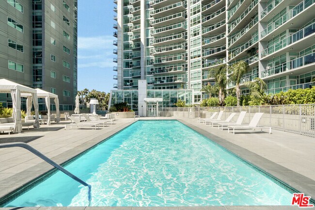 Building Photo - 13600 Marina Pointe Dr