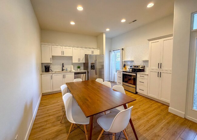 Building Photo - 2 Bedroom Townhouse in a Resort Style Community! All Utilities Included!