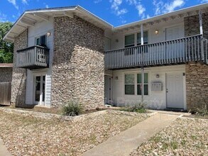Building Photo - 2504 Manor Cir