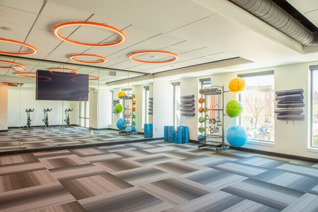 Building Photo - 1237 N Van Buren St