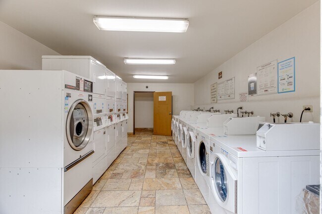 Building Photo - 1 Bedroom / 1 Bathroom Rear Condo Unit