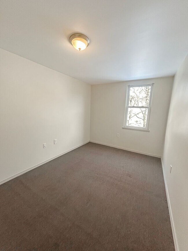 Building Photo - 36 Hickory St