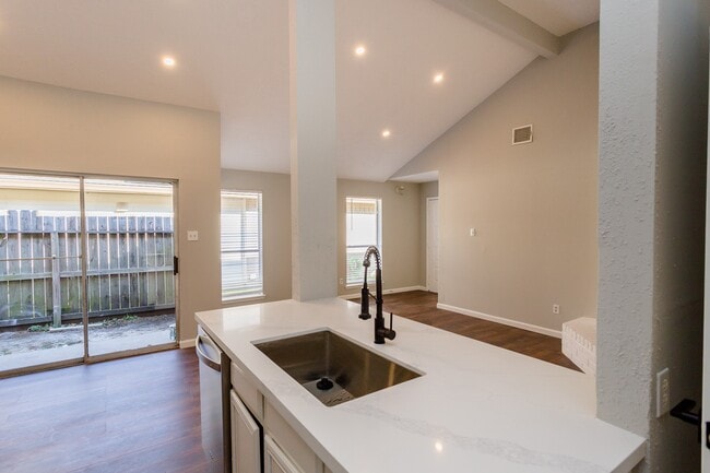 Building Photo - 5115 Beaver Hollow Dr