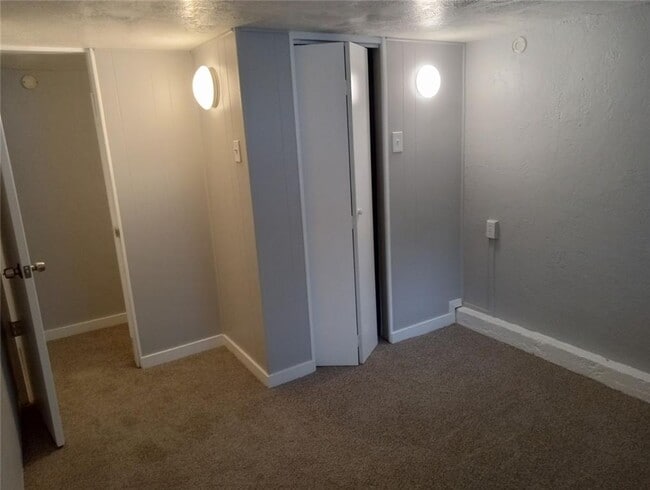 Building Photo - 4 bedroom 2 bath