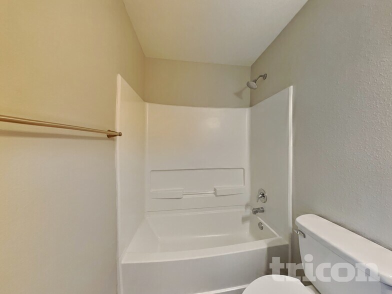 Building Photo - 695 Cross Wind Dr